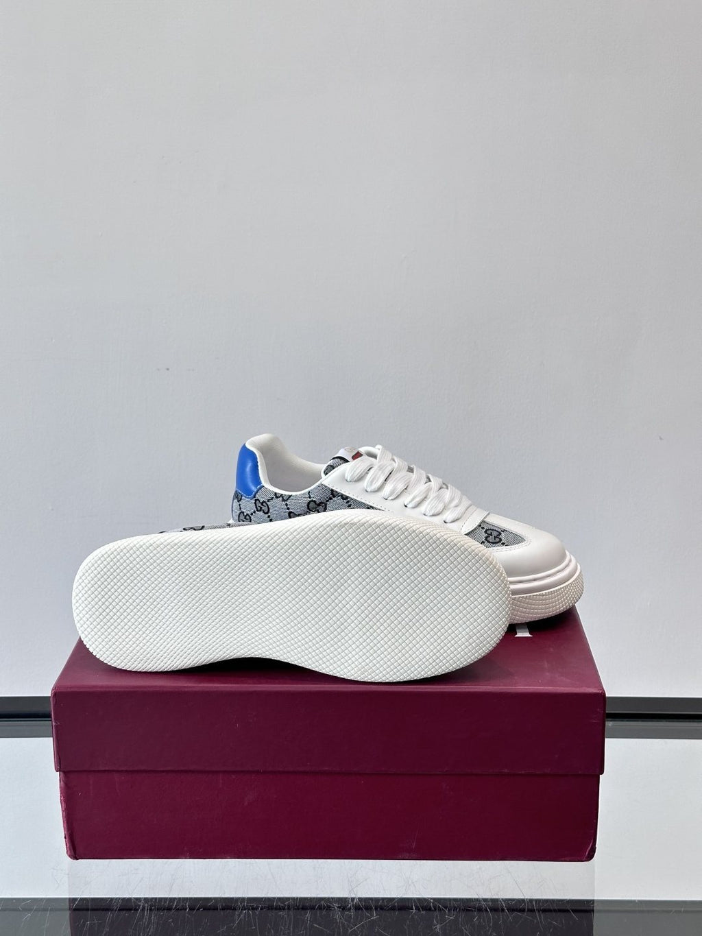 Gucci Men's Blue Accent Low-Top Sneakers