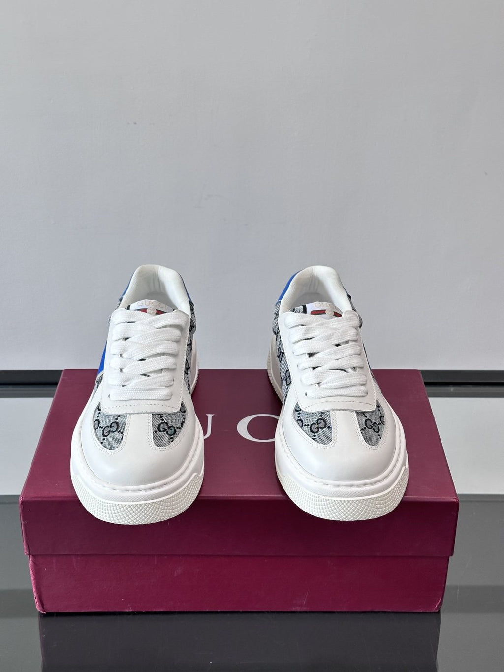 Gucci Men's Blue Accent Low-Top Sneakers