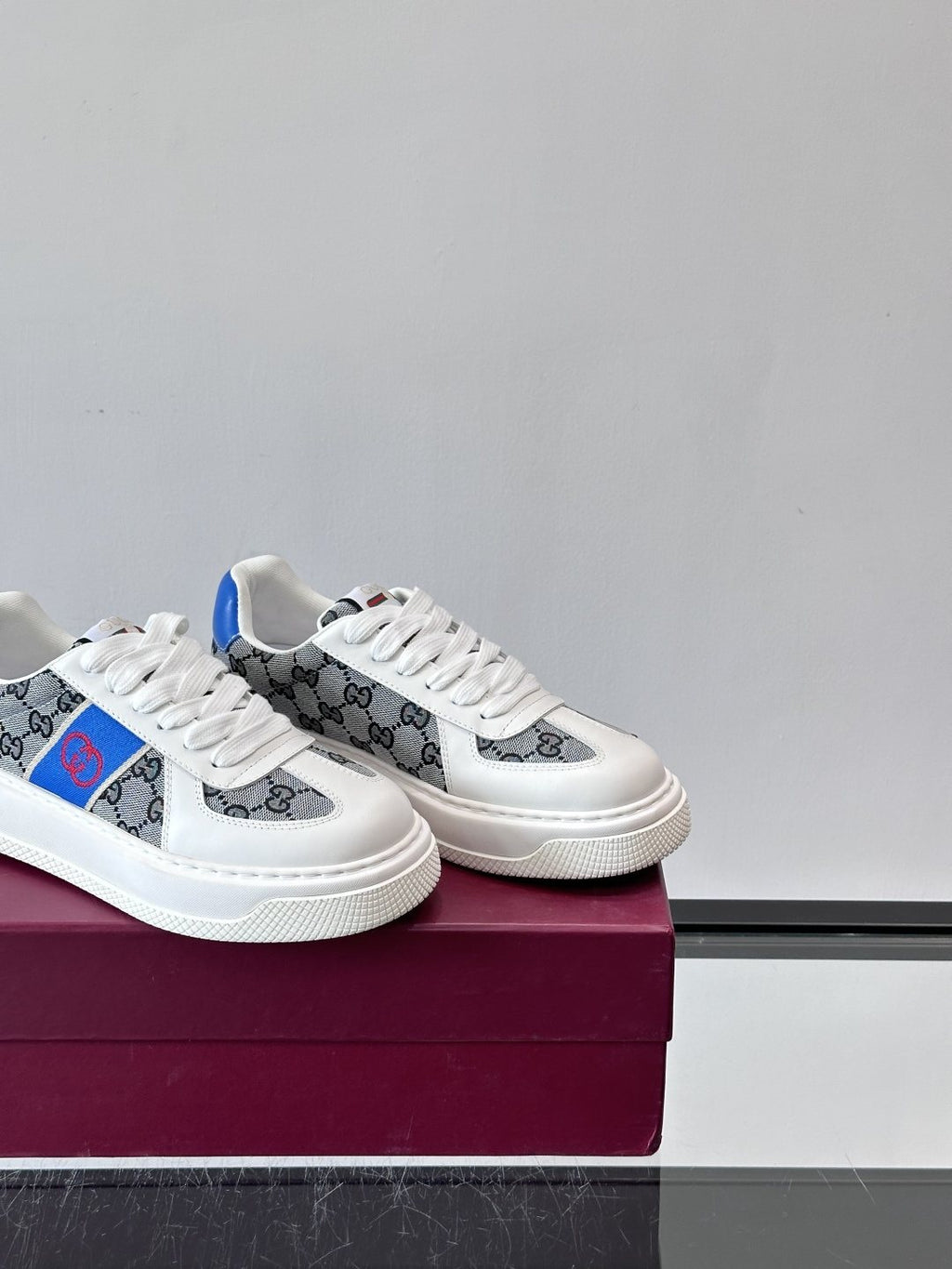 Gucci Men's Blue Accent Low-Top Sneakers