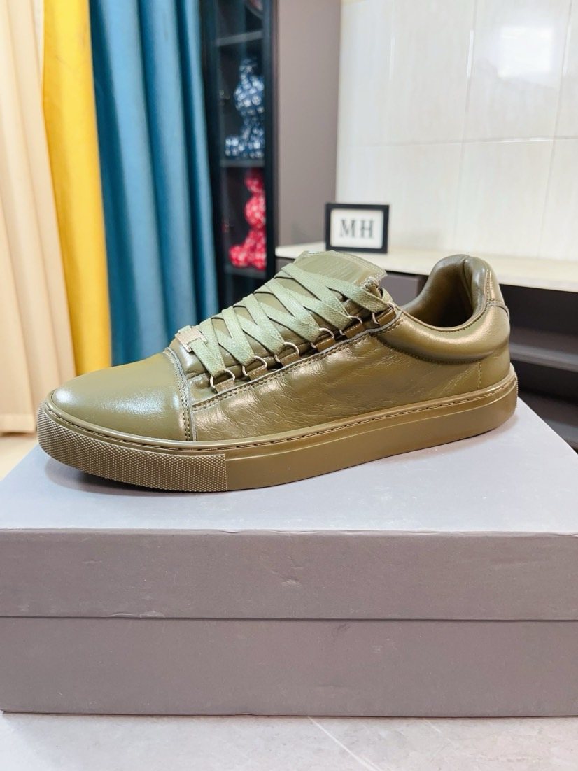 Balenciaga Textured Lace-Up Low-Top Sneakers
